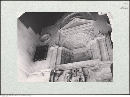 Vorderseite von Bibliotheca Hertziana [https://www.deutsche-digitale-bibliothek.de/content/lizenzen/rv-fz/] Triumphbogen Alfonsos VPlastische Dekoration mit dem Relief der Krönung von Ferdinand I. - Detail: Reliefs und Wand links, bh481453_recto. Foto.