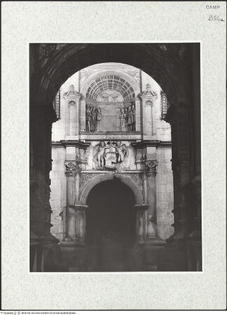 Vorderseite von Bibliotheca Hertziana [https://www.deutsche-digitale-bibliothek.de/content/lizenzen/rv-fz/] Triumphbogen Alfonsos VPlastische Dekoration mit dem Relief der Krönung von Ferdinand I. - Teilansicht, bh481454_recto. Foto.