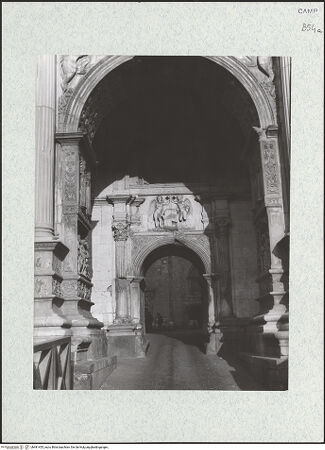 Vorderseite von Bibliotheca Hertziana [https://www.deutsche-digitale-bibliothek.de/content/lizenzen/rv-fz/] Triumphbogen Alfonsos VPlastische Dekoration mit dem Relief der Krönung von Ferdinand I. - Teilansicht, bh481455_recto. Foto.