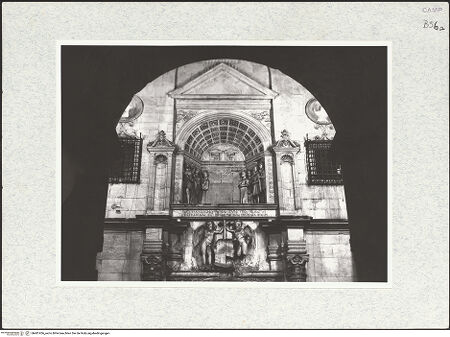 Vorderseite von Bibliotheca Hertziana [https://www.deutsche-digitale-bibliothek.de/content/lizenzen/rv-fz/] Triumphbogen Alfonsos VPlastische Dekoration mit dem Relief der Krönung von Ferdinand I. - Detail: Reliefs, bh481456_recto. Foto.