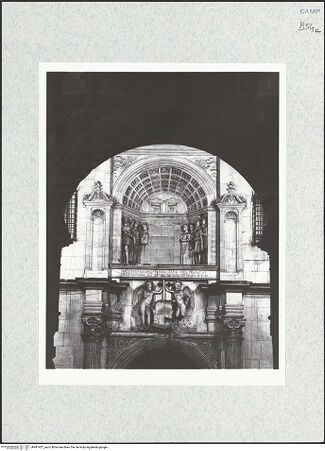 Vorderseite von Bibliotheca Hertziana [https://www.deutsche-digitale-bibliothek.de/content/lizenzen/rv-fz/] Triumphbogen Alfonsos VPlastische Dekoration mit dem Relief der Krönung von Ferdinand I. - Detail: Reliefs, bh481457_recto. Foto.