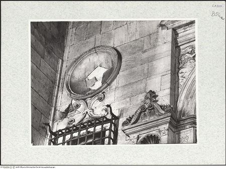 Vorderseite von Bibliotheca Hertziana [https://www.deutsche-digitale-bibliothek.de/content/lizenzen/rv-fz/] Triumphbogen Alfonsos VPlastische Dekoration mit dem Relief der Krönung von Ferdinand I. - Detail: linker Nischentondo, bh481458_recto. Foto.