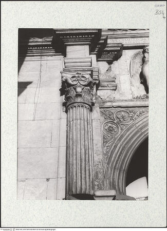 Vorderseite von Bibliotheca Hertziana [https://www.deutsche-digitale-bibliothek.de/content/lizenzen/rv-fz/] Triumphbogen Alfonsos VPlastische Dekoration mit dem Relief der Krönung von Ferdinand I. - Detail: linke Säule, bh481459_recto. Foto.