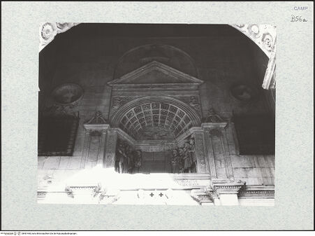 Vorderseite von Bibliotheca Hertziana [https://www.deutsche-digitale-bibliothek.de/content/lizenzen/rv-fz/] Triumphbogen Alfonsos VPlastische Dekoration mit dem Relief der Krönung von Ferdinand I.Krönung von Ferdinand I. - Fensterzone und Relief, bh481460_recto. Foto.