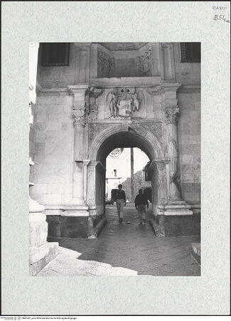 Vorderseite von Bibliotheca Hertziana [https://www.deutsche-digitale-bibliothek.de/content/lizenzen/rv-fz/] Triumphbogen Alfonsos VPlastische Dekoration mit dem Relief der Krönung von Ferdinand I. - Teilansicht, bh481461_recto. Foto.