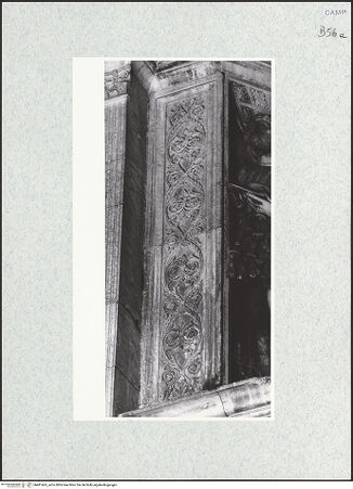 Vorderseite von unbekannt [https://www.deutsche-digitale-bibliothek.de/content/lizenzen/rv-fz/] Triumphbogen Alfonsos VPlastische Dekoration mit dem Relief der Krönung von Ferdinand I.Krönung von Ferdinand I. - Detail: linker Pilaster, Dekoration (Pietro da Milano?), bh481465_recto. Foto.