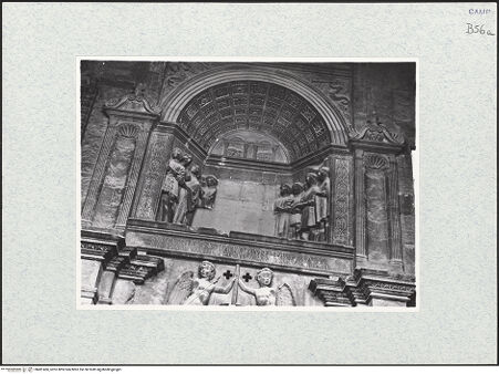 Vorderseite von Sopr.Gall. NA [https://www.deutsche-digitale-bibliothek.de/content/lizenzen/rv-ez/] Triumphbogen Alfonsos VPlastische Dekoration mit dem Relief der Krönung von Ferdinand I.Krönung von Ferdinand I. - Teilansicht, bh481466_recto. Foto.