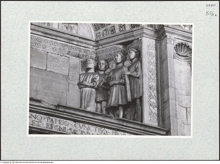 Vorderseite von Bibliotheca Hertziana [https://www.deutsche-digitale-bibliothek.de/content/lizenzen/rv-fz/] Triumphbogen Alfonsos VPlastische Dekoration mit dem Relief der Krönung von Ferdinand I.Krönung von Ferdinand I.Das Gefolge Ferdinands - Rechte Gruppe, bh481468_recto. Foto.