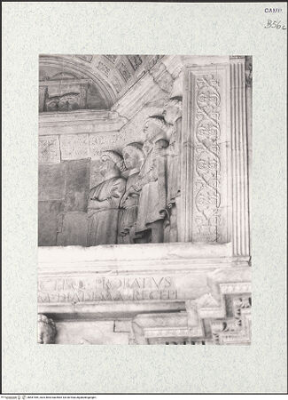 Vorderseite von Bibliotheca Hertziana [https://www.deutsche-digitale-bibliothek.de/content/lizenzen/rv-fz/] Triumphbogen Alfonsos VPlastische Dekoration mit dem Relief der Krönung von Ferdinand I.Krönung von Ferdinand I.Das Gefolge Ferdinands - Rechte Gruppe, bh481469_recto. Foto.