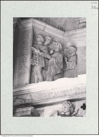 Vorderseite von Bibliotheca Hertziana [https://www.deutsche-digitale-bibliothek.de/content/lizenzen/rv-fz/] Triumphbogen Alfonsos VPlastische Dekoration mit dem Relief der Krönung von Ferdinand I.Krönung von Ferdinand I.Das Gefolge Ferdinands - Linke Gruppe, bh481470_recto. Foto.