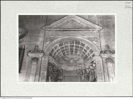 Vorderseite von Bibliotheca Hertziana [https://www.deutsche-digitale-bibliothek.de/content/lizenzen/rv-fz/] Triumphbogen Alfonsos VPlastische Dekoration mit dem Relief der Krönung von Ferdinand I.Krönung von Ferdinand I. - Detail, bh481471_recto. Foto.