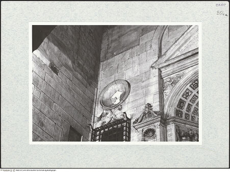 Vorderseite von Bibliotheca Hertziana [https://www.deutsche-digitale-bibliothek.de/content/lizenzen/rv-fz/] Triumphbogen Alfonsos VPlastische Dekoration mit dem Relief der Krönung von Ferdinand I. - Detail, linke Wand, bh481472_recto. Foto.