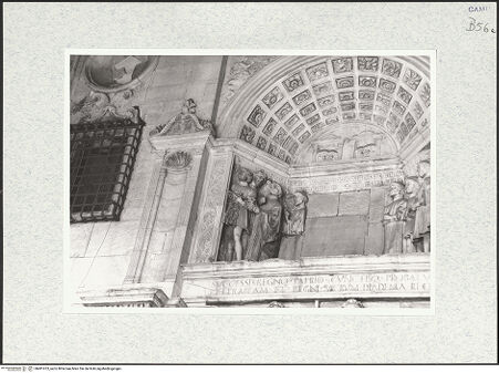 Vorderseite von Bibliotheca Hertziana [https://www.deutsche-digitale-bibliothek.de/content/lizenzen/rv-fz/] Triumphbogen Alfonsos VPlastische Dekoration mit dem Relief der Krönung von Ferdinand I.Krönung von Ferdinand I. - Das Gefolge Ferdinands, Teilansicht, bh481473_recto. Foto.