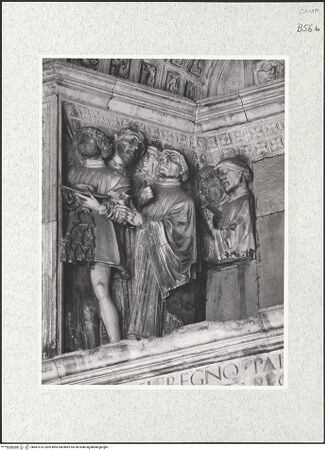 Vorderseite von Bibliotheca Hertziana [https://www.deutsche-digitale-bibliothek.de/content/lizenzen/rv-fz/] Triumphbogen Alfonsos VPlastische Dekoration mit dem Relief der Krönung von Ferdinand I.Krönung von Ferdinand I.Das Gefolge Ferdinands - Linke Gruppe, bh481474_recto. Foto.