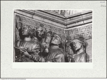 Vorderseite von unbekannt [https://www.deutsche-digitale-bibliothek.de/content/lizenzen/rv-fz/] Triumphbogen Alfonsos VPlastische Dekoration mit dem Relief der Krönung von Ferdinand I.Krönung von Ferdinand I.Das Gefolge Ferdinands - Linke Gruppe, Detail: Köpfe, bh481476_recto. Foto: Csepcsányi, Béla.