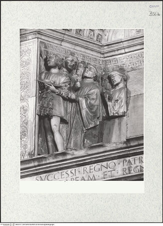 Vorderseite von Bibliotheca Hertziana [https://www.deutsche-digitale-bibliothek.de/content/lizenzen/rv-fz/] Triumphbogen Alfonsos VPlastische Dekoration mit dem Relief der Krönung von Ferdinand I.Krönung von Ferdinand I.Das Gefolge Ferdinands - Linke Gruppe, bh481477_recto. Foto.