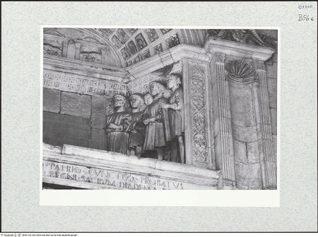 Vorderseite von Bibliotheca Hertziana [https://www.deutsche-digitale-bibliothek.de/content/lizenzen/rv-fz/] Triumphbogen Alfonsos VPlastische Dekoration mit dem Relief der Krönung von Ferdinand I.Krönung von Ferdinand I.Das Gefolge Ferdinands - Rechte Gruppe, bh481478_recto. Foto.