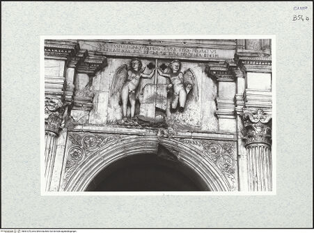 Vorderseite von Bibliotheca Hertziana [https://www.deutsche-digitale-bibliothek.de/content/lizenzen/rv-fz/] Triumphbogen Alfonsos VPlastische Dekoration mit dem Relief der Krönung von Ferdinand I.Wappenhaltende Genien - Gesamtansicht, bh481479_recto. Foto.