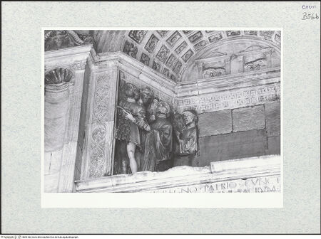 Vorderseite von Bibliotheca Hertziana [https://www.deutsche-digitale-bibliothek.de/content/lizenzen/rv-fz/] Triumphbogen Alfonsos VPlastische Dekoration mit dem Relief der Krönung von Ferdinand I.Krönung von Ferdinand I.Das Gefolge Ferdinands - Linker Teil, bh481483_recto. Foto.