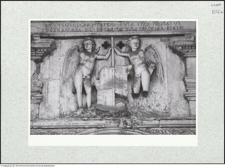 Vorderseite von Bibliotheca Hertziana [https://www.deutsche-digitale-bibliothek.de/content/lizenzen/rv-fz/] Triumphbogen Alfonsos VPlastische Dekoration mit dem Relief der Krönung von Ferdinand I.Wappenhaltende Genien - Gesamtansicht, bh481484_recto. Foto.
