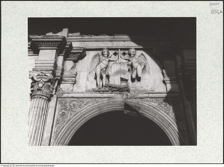 Vorderseite von Bibliotheca Hertziana [https://www.deutsche-digitale-bibliothek.de/content/lizenzen/rv-fz/] Triumphbogen Alfonsos VPlastische Dekoration mit dem Relief der Krönung von Ferdinand I.Wappenhaltende Genien - Gesamtansicht, bh481485_recto. Foto.