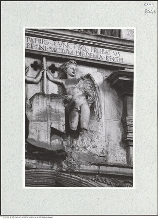 Vorderseite von Bibliotheca Hertziana [https://www.deutsche-digitale-bibliothek.de/content/lizenzen/rv-fz/] Triumphbogen Alfonsos VPlastische Dekoration mit dem Relief der Krönung von Ferdinand I.Wappenhaltende Genien - Rechter Genius, bh481487_recto. Foto.