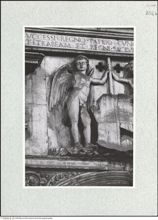 Vorderseite von Bibliotheca Hertziana [https://www.deutsche-digitale-bibliothek.de/content/lizenzen/rv-fz/] Triumphbogen Alfonsos VPlastische Dekoration mit dem Relief der Krönung von Ferdinand I.Wappenhaltende Genien - Linker Genius, bh481488_recto. Foto.