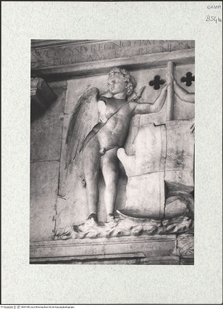 Vorderseite von Bibliotheca Hertziana [https://www.deutsche-digitale-bibliothek.de/content/lizenzen/rv-fz/] Triumphbogen Alfonsos VPlastische Dekoration mit dem Relief der Krönung von Ferdinand I.Wappenhaltende Genien - Linker Genius, bh481489_recto. Foto.