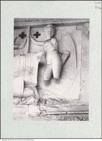 Vorderseite von Bibliotheca Hertziana [https://www.deutsche-digitale-bibliothek.de/content/lizenzen/rv-fz/] Triumphbogen Alfonsos VPlastische Dekoration mit dem Relief der Krönung von Ferdinand I.Wappenhaltende Genien - Rechter Genius, bh481490_recto. Foto.