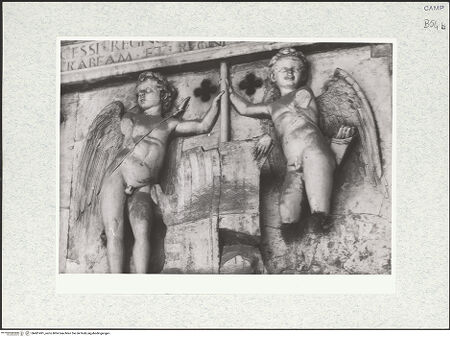 Vorderseite von Bibliotheca Hertziana [https://www.deutsche-digitale-bibliothek.de/content/lizenzen/rv-fz/] Triumphbogen Alfonsos VPlastische Dekoration mit dem Relief der Krönung von Ferdinand I.Wappenhaltende Genien - Teilansicht, bh481491_recto. Foto.