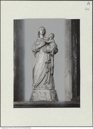 Vorderseite von ICCD [https://www.deutsche-digitale-bibliothek.de/content/lizenzen/rv-ez/] Madonna della Candelora - Gesamtansicht auf nicht zugehörigem Sockel mit Cherubim, bh482531_recto. Foto.