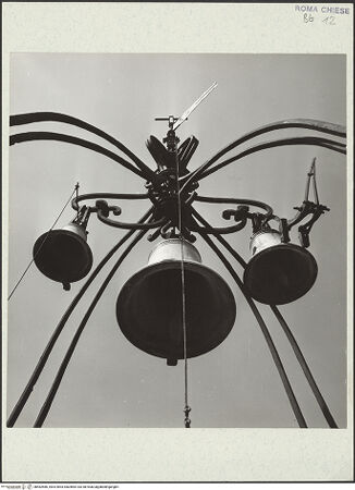 Vorderseite von Savio, Oscar [https://www.deutsche-digitale-bibliothek.de/content/lizenzen/rv-ez/] Santa Maria in VallicellaTorre dell' Orologio - Detail: Aufsatz mit der Glockenaufhängung, bh482586_recto. Foto.