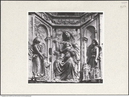 Vorderseite von unbekannt [https://www.deutsche-digitale-bibliothek.de/content/lizenzen/rv-fz/] Hauptportal - Madonnarelief, Detail, bh482873_recto. Foto.