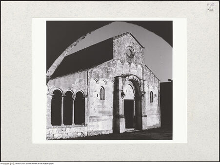 Vorderseite von Sigismondi, Roberto [http://creativecommons.org/licenses/by-nc-sa/4.0/] Abbazia di Santa Maria di CerrateWestfassade - Fassade und Loggia von Nordwesten, bh483075_recto. Foto: Sigismondi, Roberto.