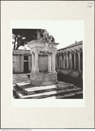 Vorderseite von Sigismondi, Roberto [http://creativecommons.org/licenses/by-nc-sa/4.0/] Brunnen mit Triton - Gesamtansicht von Nordwesten, bh483407_recto. Foto: Sigismondi, Roberto.