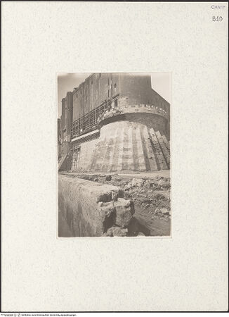 Vorderseite von Aucone, Gianni (Napoli) [https://www.deutsche-digitale-bibliothek.de/content/lizenzen/rv-ez/] Castel Nuovo - Sockel des Torre del Beverello nach der Restaurierung, bh483663_recto. Foto.