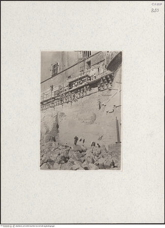 Vorderseite von Aucone, Gianni (Napoli) [https://www.deutsche-digitale-bibliothek.de/content/lizenzen/rv-ez/] Castel Nuovo - Ostwand, bh483665_recto. Foto.