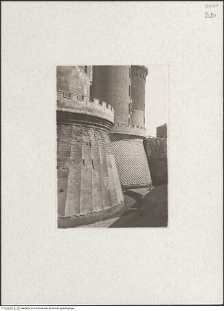 Vorderseite von Aucone, Gianni (Napoli) [https://www.deutsche-digitale-bibliothek.de/content/lizenzen/rv-fz/] Castel Nuovo - Restaurierter Sockel des Torre di Mezzo und des Torre di San Giorgio, bh483666_recto. Foto.