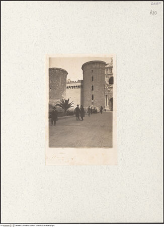 Vorderseite von Aucone, Gianni (Napoli) [https://www.deutsche-digitale-bibliothek.de/content/lizenzen/rv-ez/] Castel Nuovo - Torre di Mezzo und Torre di San Giorgio mit der restaurierten Galerie, bh483667_recto. Foto.