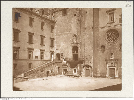 Vorderseite von Lembo, Ferdinando [https://www.deutsche-digitale-bibliothek.de/content/lizenzen/rv-ez/] Castel Nuovo - Blick in den Hof, nach Norden, bh483669_recto. Foto.