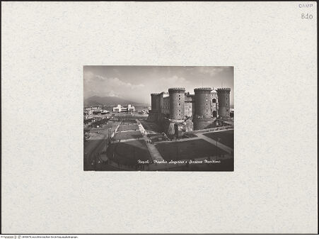 Vorderseite von unbekannt [https://www.deutsche-digitale-bibliothek.de/content/lizenzen/rv-ez/] Castel Nuovo - Ansicht von Westen, bh483670_recto. Foto.