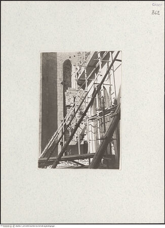 Vorderseite von Aucone, Gianni (Napoli) [https://www.deutsche-digitale-bibliothek.de/content/lizenzen/rv-ez/] Castel NuovoCappella Palatina - Südliche Seitenfront, erstes Fenster (nach Freilegung), bh483671_recto. Foto.