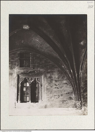 Vorderseite von Lembo, Ferdinando [https://www.deutsche-digitale-bibliothek.de/content/lizenzen/rv-ez/] Castel Nuovo - Südöstliche Wand, Detail: Biforenfenster und Gewölbeansatz, bh483672_recto. Foto: Lembo, Ferdinando.