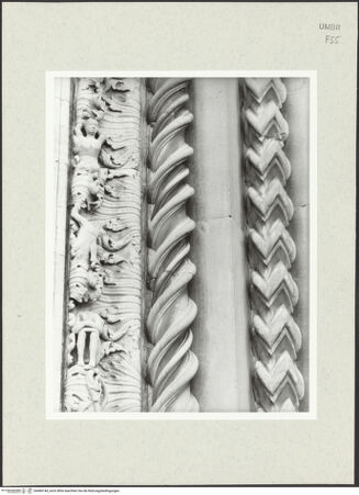 Vorderseite von Bibliotheca Hertziana [https://www.deutsche-digitale-bibliothek.de/content/lizenzen/rv-fz/] HauptportalLinkes Gewände mit Aposteldarstellungen - linkes Gewände, Detail, bh484144_recto. Foto: Savio, Oscar.