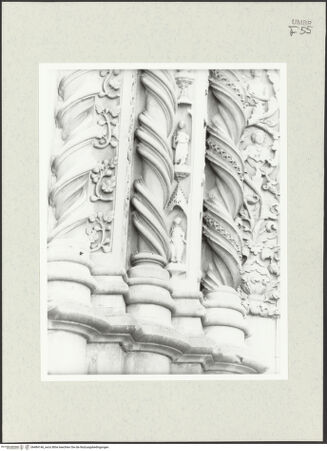 Vorderseite von Bibliotheca Hertziana [http://creativecommons.org/licenses/by-nc-sa/4.0/] HauptportalLinkes Gewände mit Aposteldarstellungen - linkes Gewände, Detail, bh484146_recto. Negativ
           : Savio, Oscar.