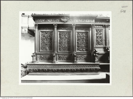 Vorderseite von Bibliotheca Hertziana [https://www.deutsche-digitale-bibliothek.de/content/lizenzen/rv-fz/] Chorgestühl - Östlicher Abschnitt, obere Sitzreihe, Detail, bh484299_recto. Foto: Savio, Oscar.