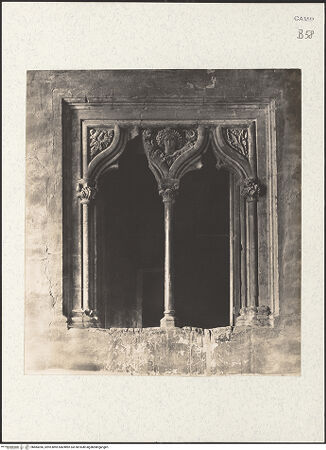 Vorderseite von Bibliotheca Hertziana [https://www.deutsche-digitale-bibliothek.de/content/lizenzen/rv-fz/] Dekoratives Biforenfenster - Gesamtansicht, bh484396_recto. Foto.