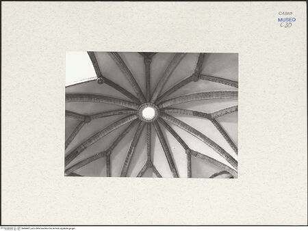 Vorderseite von Bibliotheca Hertziana [https://www.deutsche-digitale-bibliothek.de/content/lizenzen/rv-fz/] Castel NuovoSala dei Baroni - Gewölbe, bh484401_recto. Foto.