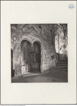 Vorderseite von unbekannt [https://www.deutsche-digitale-bibliothek.de/content/lizenzen/rv-fz/] Castel NuovoSala dei Baroni - Tür zum Wallschild des Torre del Beverello, bh484406_recto. Foto: Waschke, R. (Neapel).