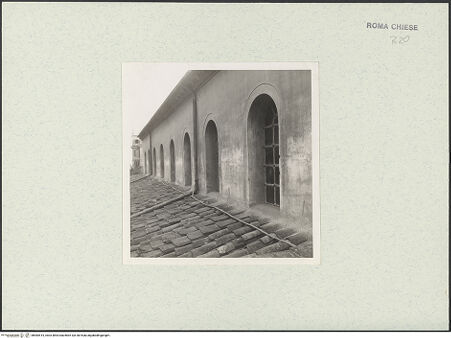 Vorderseite von Vasari [https://www.deutsche-digitale-bibliothek.de/content/lizenzen/rv-ez/] Sant'Agnese fuori le Muralinke Flanke (Nordfassade) - linke Außenflanke, Detail: Obergadenzone, vor der Restaurierung von 1957, bh484415_recto. Foto: Vasari, ?.